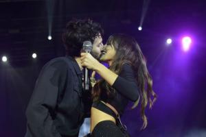 Beso de Sebastián Yatra y Tini Stoessel en Buenos Aires