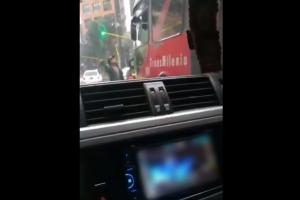 Conductor ataca bus de Transmilenio