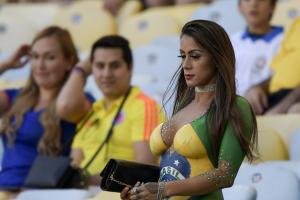 La hincha que se presentó con pintura haciendo las veces de ropa, en el estadio Maracaná, en Río de Janeiro