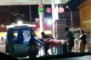 Ambulancia tanqueando combustible en Bogotá