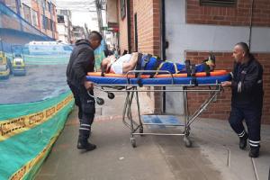 Mujer cae por un hueco