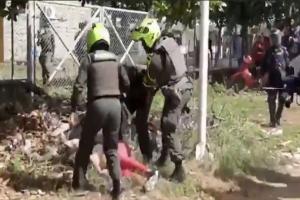 A punta bolillo y pata policías cascaron a una mujer