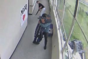 Profesor logra desarmar a alumno 