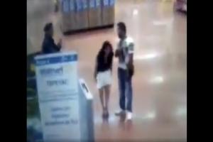 Mujer se desviste ante una requisa