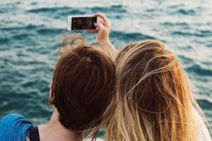 Amigas tomándose una selfie 