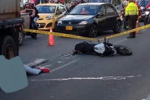 Muere arrollada motera