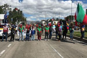 Indígenas bloquean la Avenida NQS
