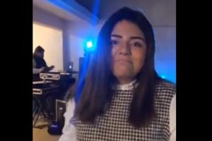 Joven sola en su fiesta