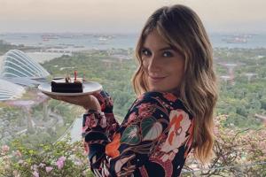 Laura Tobón en teleférico de China