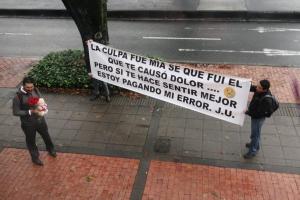 Santiago pidió perdón a María con cartel