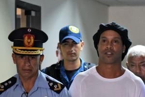Ronaldinho en un cuartel de policía de Paraguay
