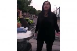 Mujer insulta a Policías