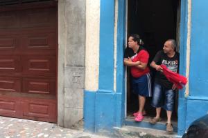 Habitantes de Bogotá con su trapo rojo, piden ayuda en la cuarentena