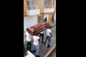 Policía hace el baile del ataúd