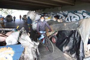 Venezolanos, en medio de cuarentena, viven bajo puente peatonal en Bogotá