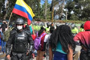 Víctimas protestan en Bogotá pidiendo ayudas para la cuarentena
