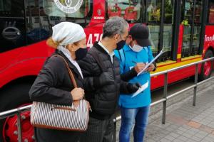Entrega de tapabocas en Transmilenio