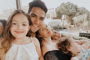 Falcao García y sus hijas