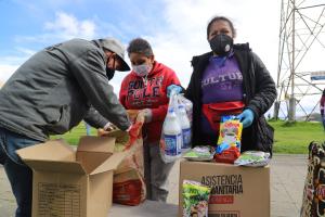 Vendedores informales de Bogotá reciben ayudas en la pandemia