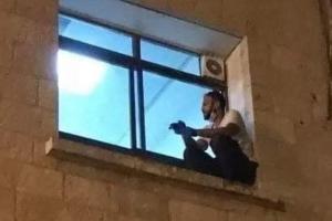 Hombre escaló hospital para ver a su mamá