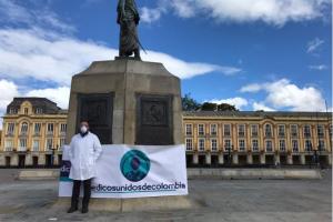 El cirujano Roberto Angulo Rodríguez protestó en la Plaza de Bolívar.