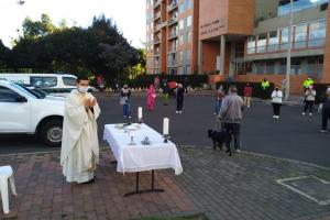Misa en la calle y hacia las ventanas, modalidad en medio de la cuarentena.