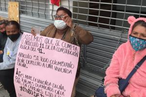 Víctimas del conflicto armado encadenadas en el Ministerio de Vivienda