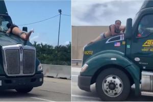 Hombre aferrado a un camión