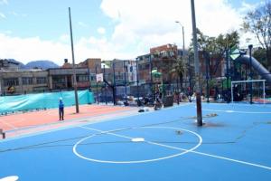 Bogotá: A canchas de fútbol y baloncesto les dejaron postes en la mitad