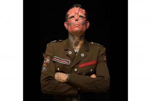 Hombreó se opera para ser como Red Skull, el malo de Capitán América