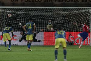 Vidal anota gol de penal