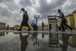 Vendedores ambulantes con tapabocas en Plaza de Bolívar