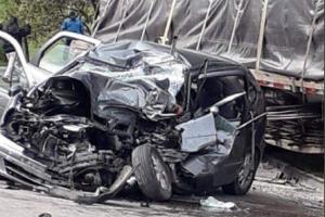 Dos pelados mueren tras chocar su carro contra tractomula cerca a Guaduas