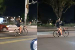 Ciclista conduce a alta velocidad mientras chatea en transitada vía de Bogotá 