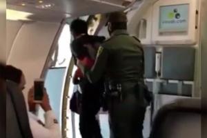Un habitante de calle en un avión
