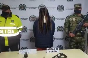 Capturan a mujer fuertemente armada