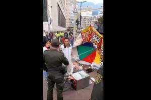 Comerciante discute con policía en el centro de Bogotá