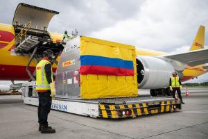 Lote de vacunas llega a Colombia