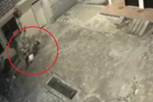 Mujer se lanza desde balcón