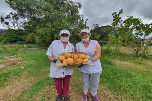 Campesinas piden que les compren almojábanas