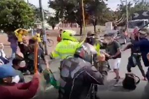 Indígenas golpean a motociclista 