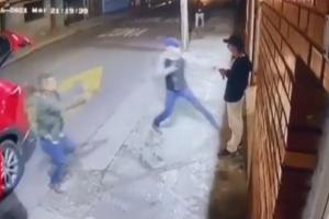 Hombre se defiende de ladrón a revólver en Bogotá