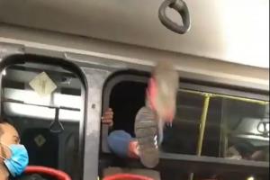 Mujer se baja por la ventana