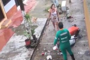 Mujer atacó con machete y humilló a una trabajadora del aseo