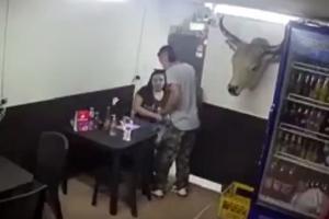 Le disparan a mujer durante robo