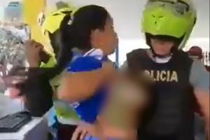 Mujer le muestra sus senos a la Policía