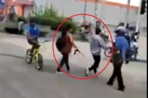 Mujer saca a su hijo de protestas a correazos 