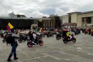 Motociclistas en la Plaza de Bolívar