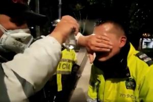 Policía atacado con ácido