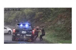 Policía salva a su compañera de accidente